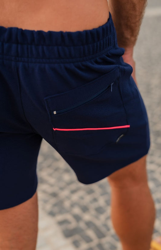 Short marinho texturizado, detalhe bolso traseiro com detalhe rosa neon