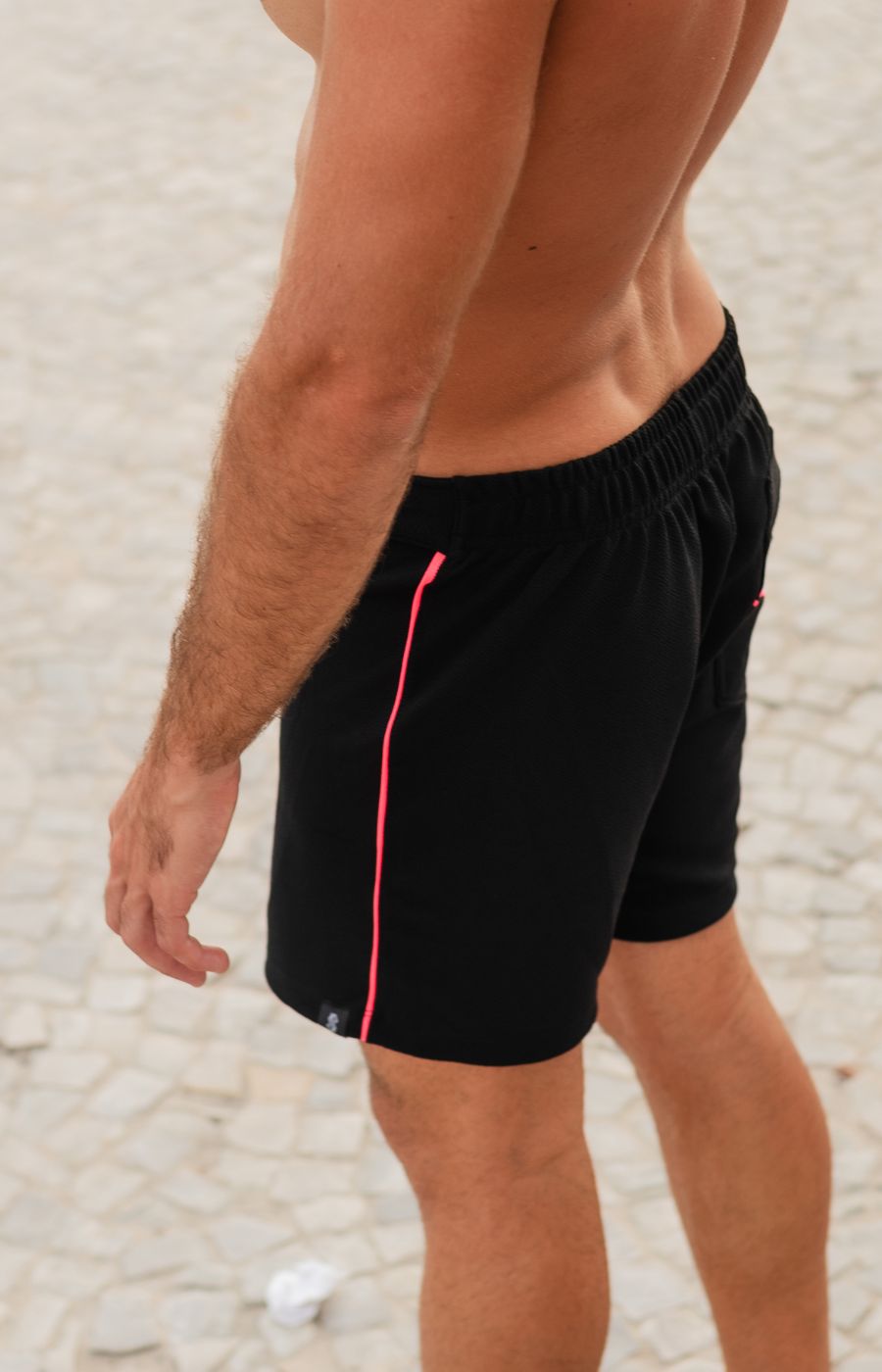 Short preto texturizado com listra neon rosa lateral
