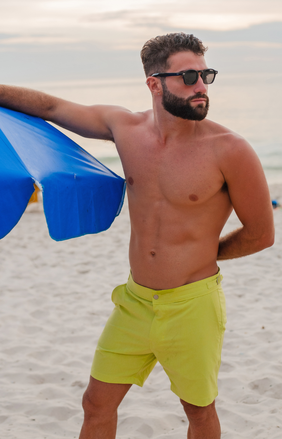 Short de praia com corte de alfaiataria e ajuste lateral