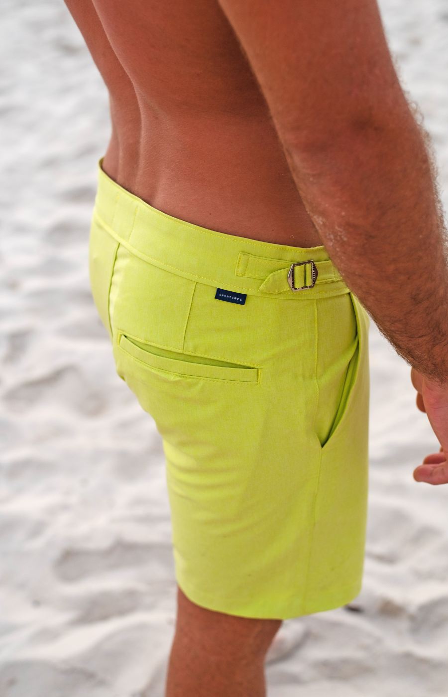 Shorte praia com corte de alfaiataria, ajuste lateral e bolso traseiro